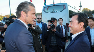 Американският министър на отбраната Пийт Хегсет посети в понеделник демилитаризираната