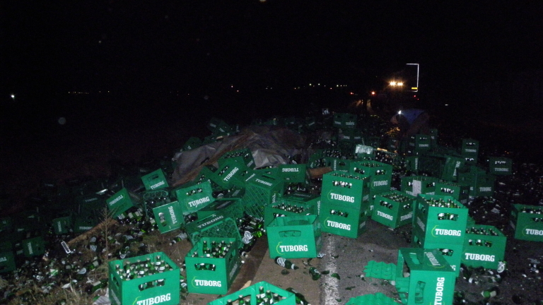 ТИР разпиля каси с бира на кръстовище във Велико Търново