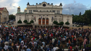 Столичният протест се пренесе пред Парламента, центърът блокиран 