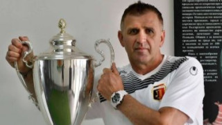 Треньорът на Локомотив Пловдив Бруно Акрапович използва официалния сайт на