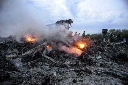 Някой е рязал отломките от падналия самолет в Украйна, оплака се ОССЕ