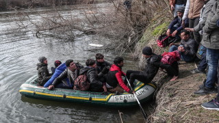 Най малко трима мигранти са загинали след пожар избухнал на лодка