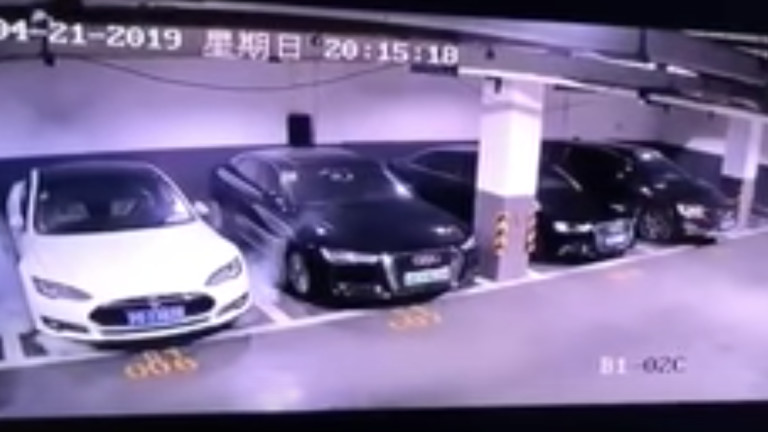 Tesla Model S се самозапали в подземен паркинг