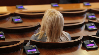 В днешния парламентарен ден депутатите събраха кворум на ръба Точно