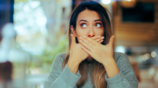 Според общоприетите социални норми да се оригваме е най малкото невъзпитано