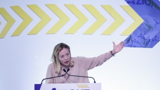 Френският президент Еманюел Макрон обвини италианския премиер Джорджа Мелони в разпространение