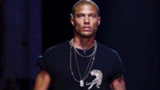 Най-красивият престъпник дефилира на Седмицата на модата в Милано