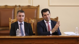 Премиерът в оставка Кирил Петков и министърът на енергетиката в