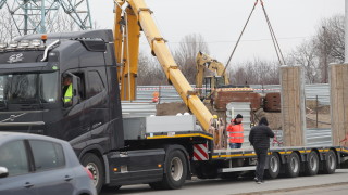 Две непълнолетни момичета се качиха на товарен кран за да