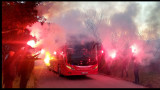 Фенове посрещнаха футболистите на ЦСКА със запалени факли 