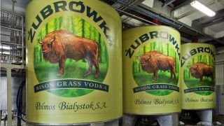 Емблематичната водка Żubrówka Жубровка отново принадлежи на поляците В началото на