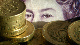 Британската лира продължава да губи стойност спрямо долара и еврото