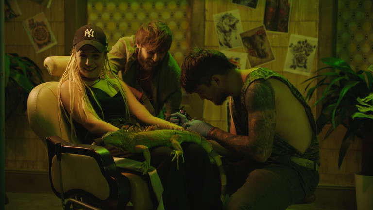 Поли Генова си направи истинска татуировка в новия си клип (СНИМКИ)