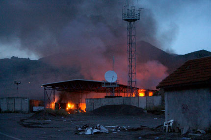 Косовски сърби опожариха граничен пункт 