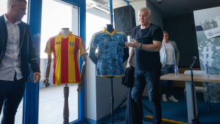 Феновете на Левски продължават да купуват юбилейната фланелка на сините