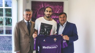 Уругвайският бранител Мартин Касерес официално е играч на Фиорентина съобщава