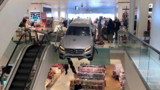 Германец се заби с автомобила си в търговски център в