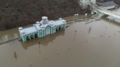 Водата в руската Курганска област продължава да приижда, евакуират Оренбург