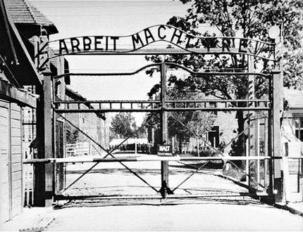 Откраднаха лозунга на входа на „Аушвиц"