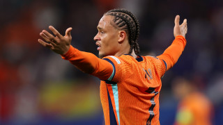 Два немски клуба се борят за Шави Симонс