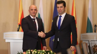 Българският премиер Кирил Петков призова днес македонския си колега Димитър