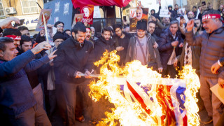 Иранци изгориха знамето на Великобритания пред британското посолство в Техеран
