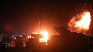 Израел бомбардира Газа с въздушни удари а палестинските екстремисти възобновиха