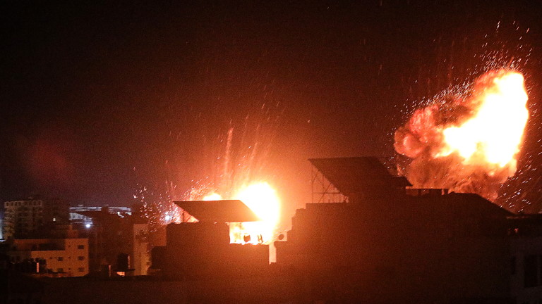 Израел бомбардира Газа с въздушни удари, а палестинските екстремисти възобновиха