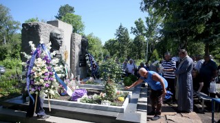 Ръководството на Левски ветерани и фенове поднесоха венци и цветя