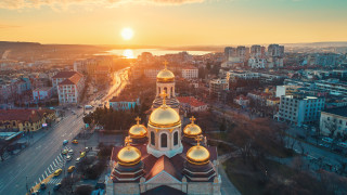 Такси се блъсна в тролей в центъра на Варна