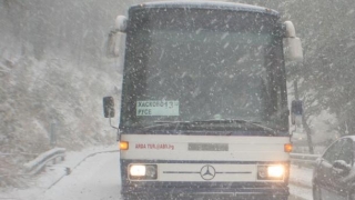 Междуградски автобус пропадна в канавка заради снега