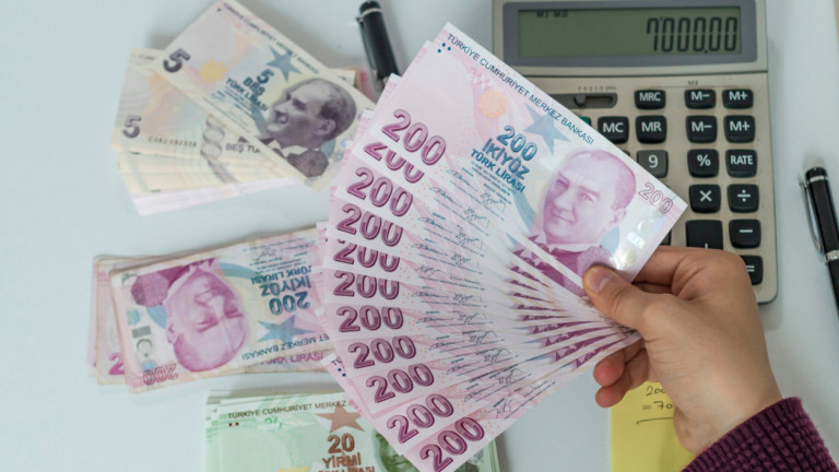 Турската лира падна срещу долара за шести пореден ден, а