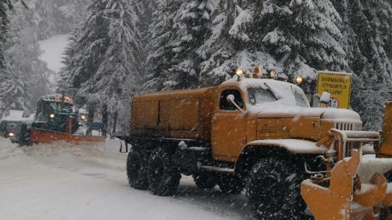 Над 50 снегорина чистят област Смолян