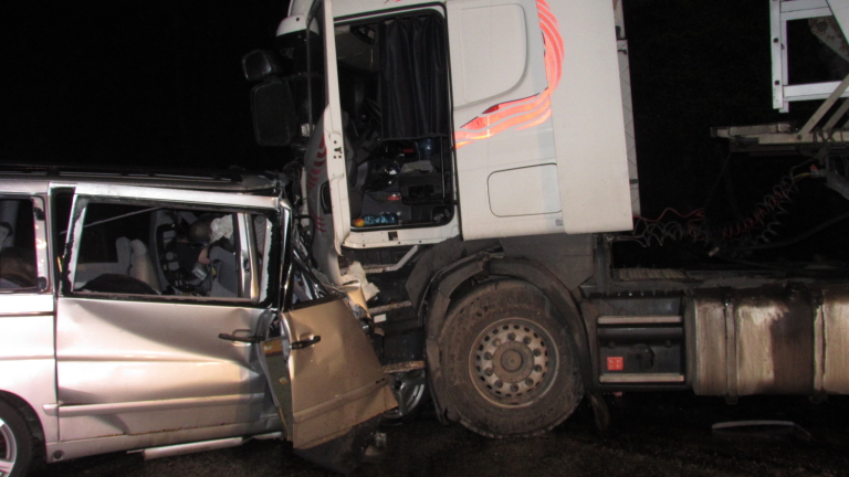 Трима загинали при сблъсък между тир и лека кола на пътя Русе-Бяла