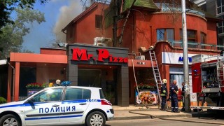 Запали покрив на пицария на бул Черни връх в София