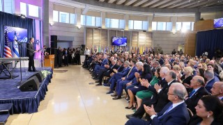 250 американски законодатели засадиха дървета в град, нападнат от Хамас на 7 октомври