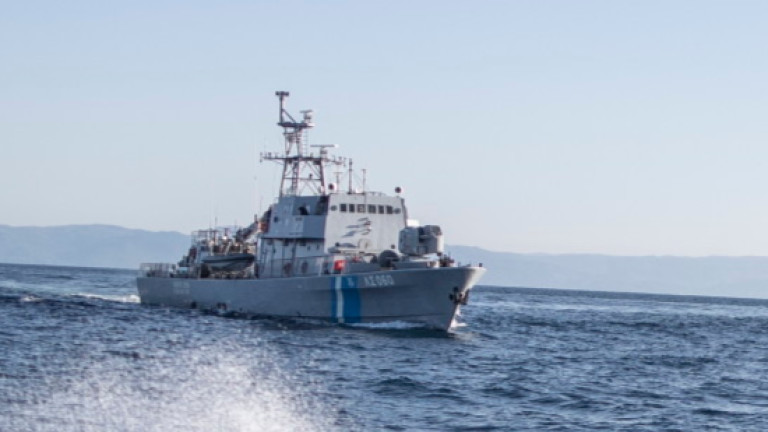 Бреговата охрана на Гърция спаси 18 мигранти и извади тялото