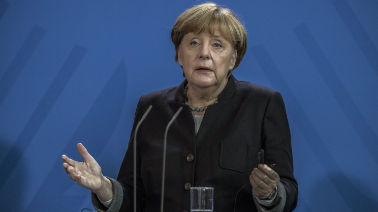 Меркел рискува обтягане на отношенията с Ердоган заради ареста на журналист