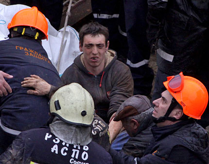 Пет часа спасители изравят работник от 6-метров изкоп
