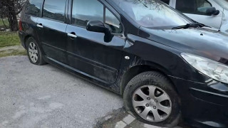 Гумите на паркирани автомобили бяха нарязани през нощта в кв