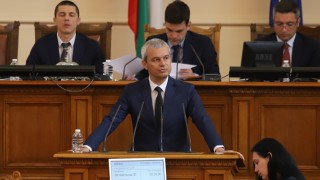 Лидерът на Възраждане Костадин Костадинов атакува посещението на премиера Кирил