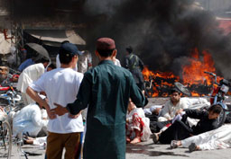 Взрив опустоши центъра на Карачи 