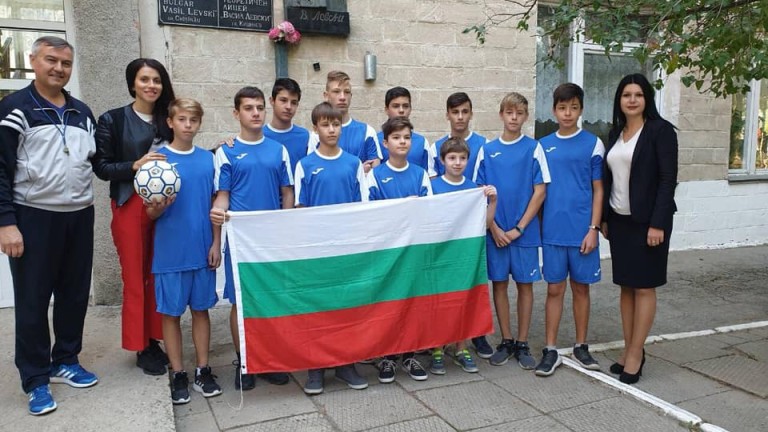 Асоциация "Докосни дъгата" и родни футболни клубове протегнаха ръка на българските училища в Молдова