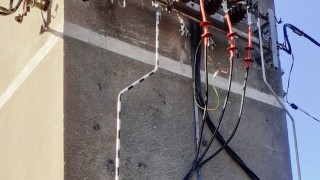 Дванайсетгодишно момче е пострадало от токов удар след като се покачило