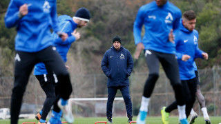 Треньорът на Левски Петър Хубчев прави всичко възможно да предпази