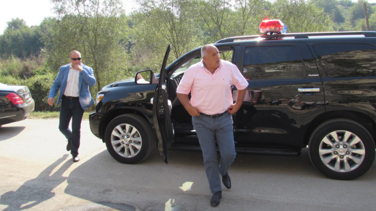 Премиерът Бойко Борисов пак подкара джипа, за да инспектира полагането