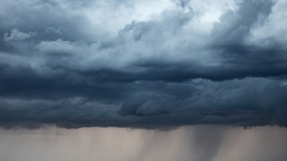 Сухотоварен кораб плаващ под флага на Коморските острови се разцепи