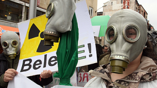 40-на „зелени" надянаха противогази срещу АЕЦ