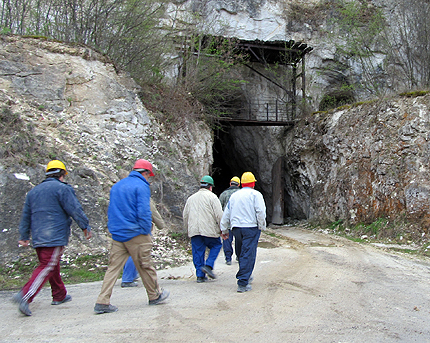 Бургаските миньори плашат с барикадиране под земята заради липса на пари 