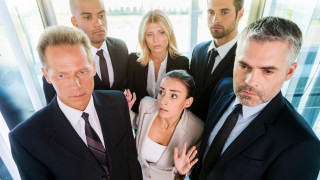 Защо пътуването в асансьор е толкова неловко